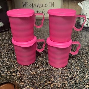 4 Tupperware cups